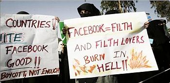Pakistani-women-protest-facebook-everybody-draw-muhammad-day