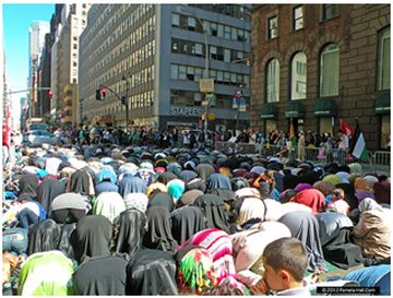 islamophobia-america-muslim-pray-public-space-street