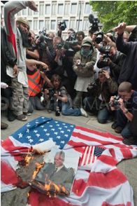 muslim-immigrant-trample-american-flag