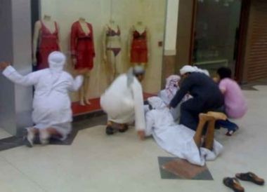 saudi-muslim-men-molest-mannequins